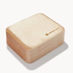 🎉 Mattie Large Velvet Kendra Scott Box in Champagne!